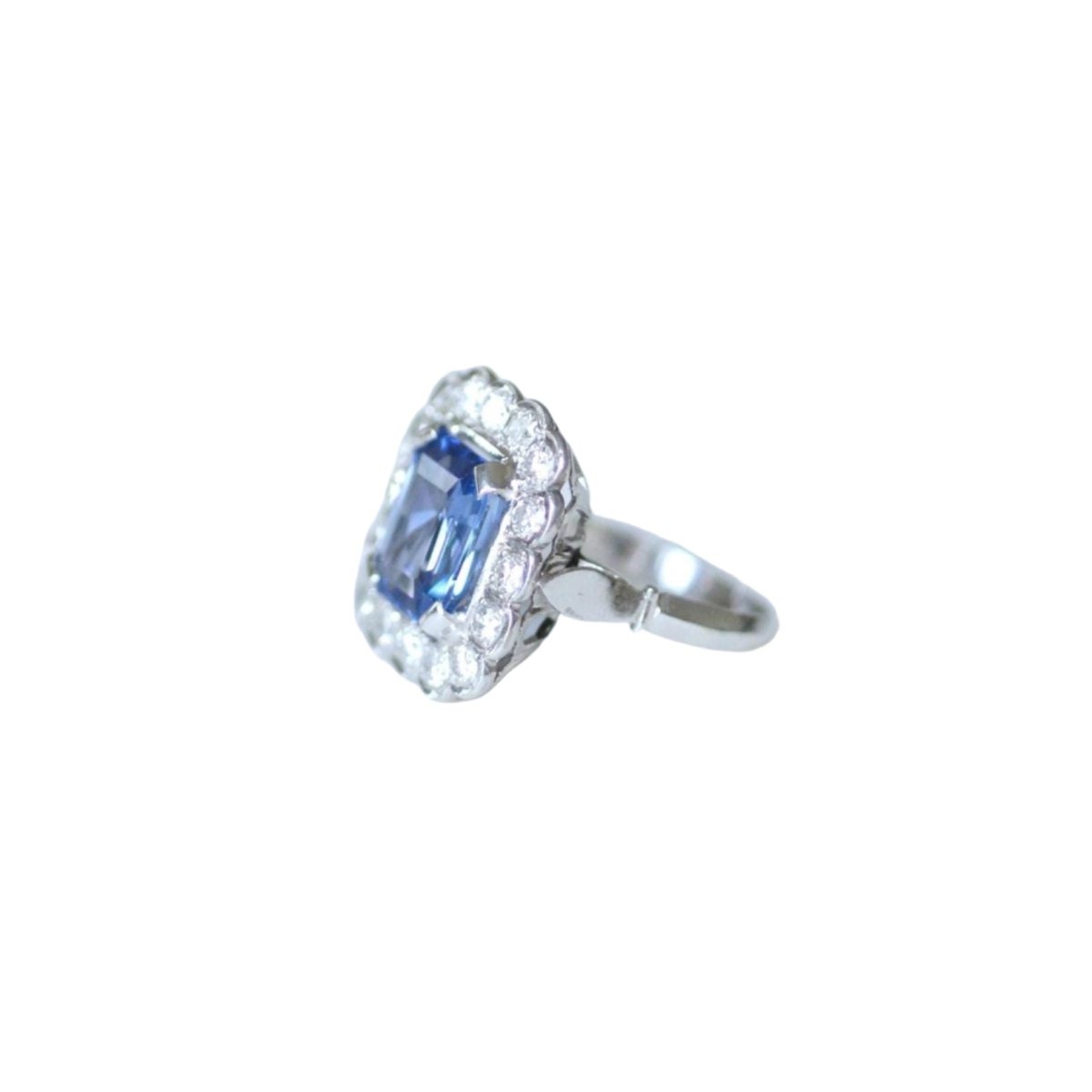 Bague Marguerite en or blanc, saphir, et diamants - Castafiore