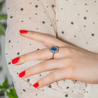 Bague Marguerite en or blanc, saphir et diamants - Castafiore