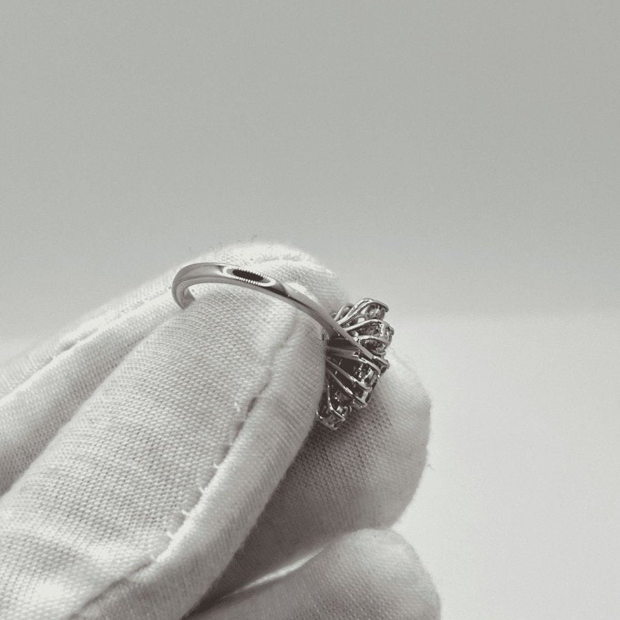 Bague marguerite en or blanc saphir et diamants - Castafiore