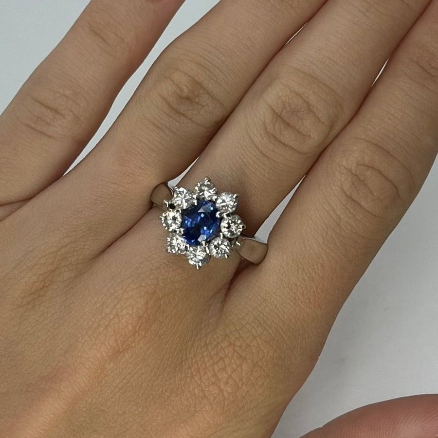 Bague marguerite en or blanc saphir et diamants - Castafiore