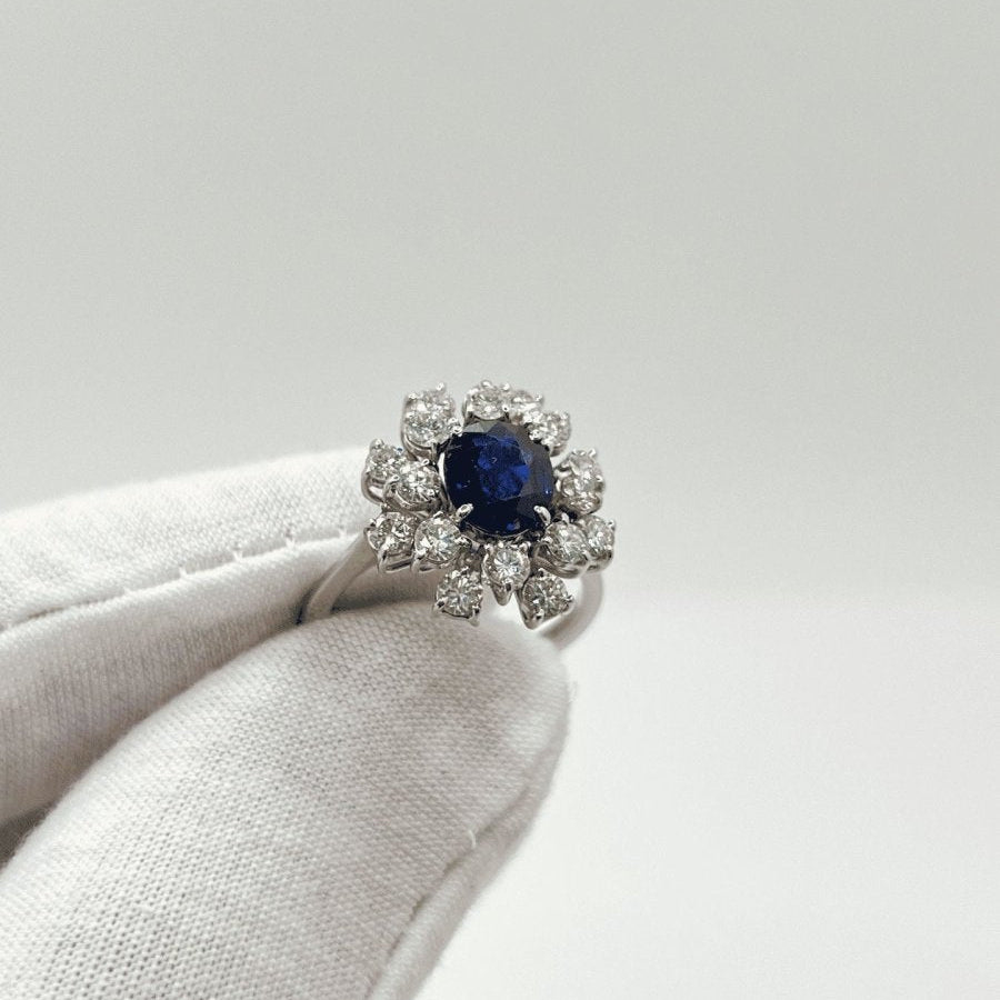 Bague marguerite en or blanc saphir et diamants - Castafiore