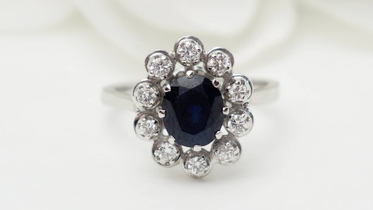 Bague marguerite en or blanc, saphir et diamants - Castafiore