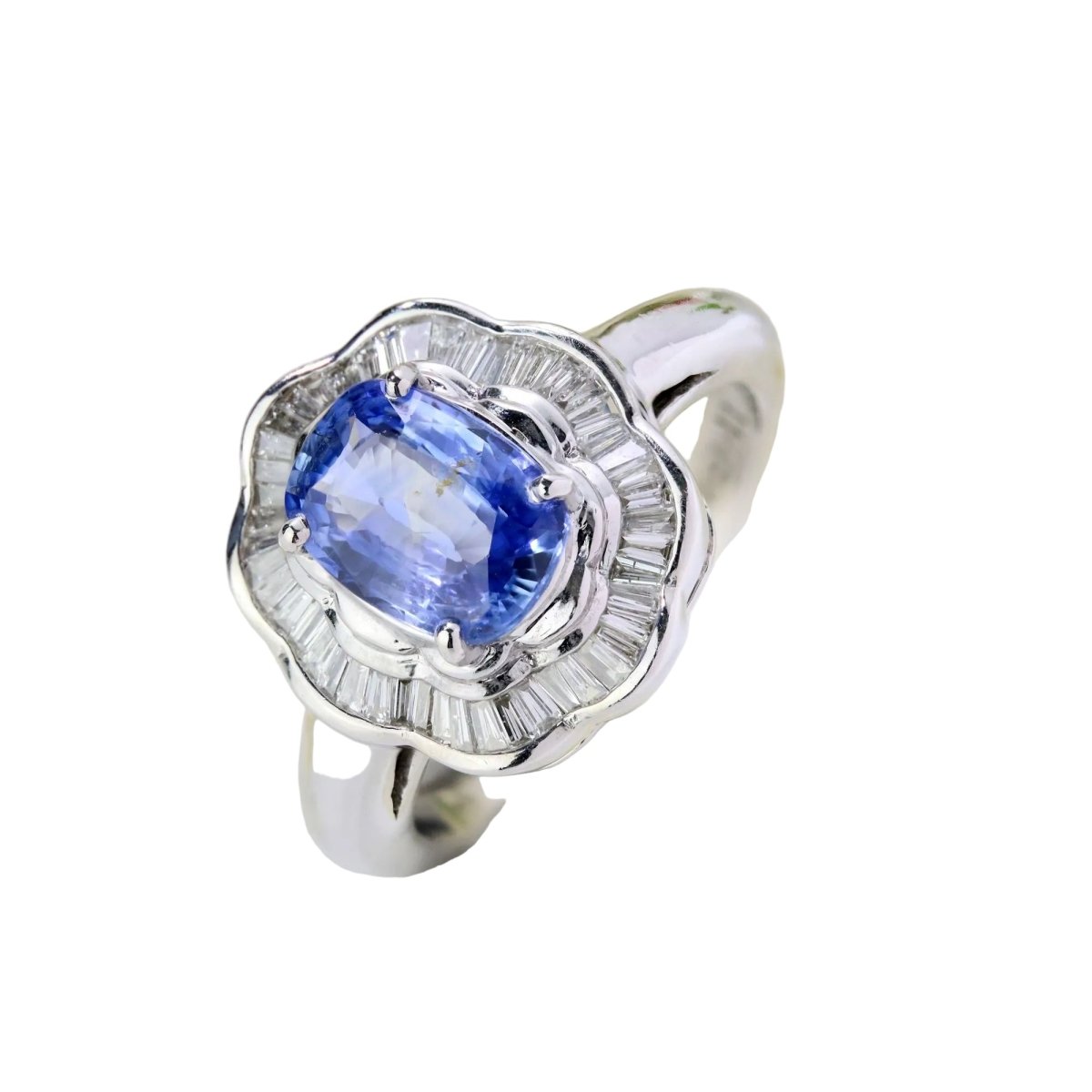 Ring sapphire skirt diamonds white gold