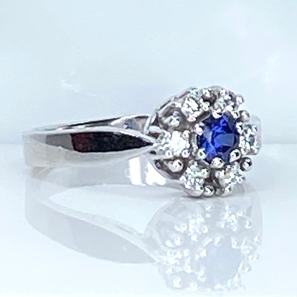 Bague Marguerite en or blanc, saphir et diamants - Castafiore