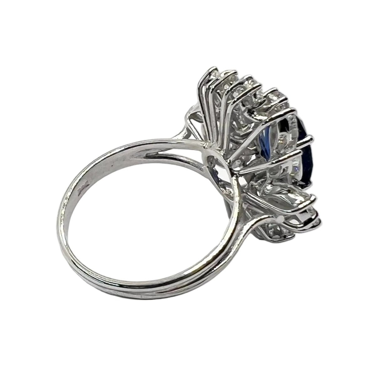 Bague Marguerite en or blanc, saphir et diamants - Castafiore