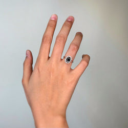 Bague Marguerite en or blanc, saphir, et diamants - Castafiore