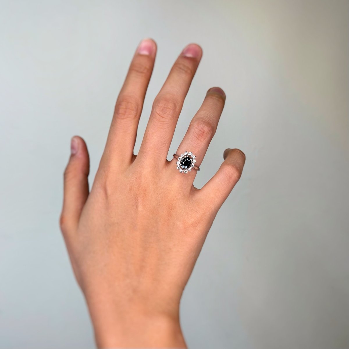 Bague Marguerite en or blanc, saphir, et diamants - Castafiore