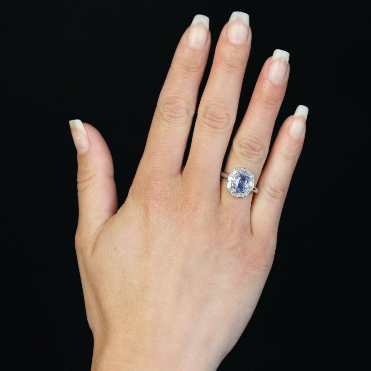 Ring sapphire skirt diamonds white gold