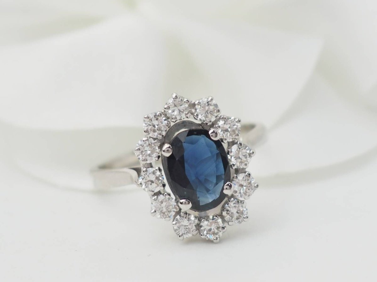 Bague marguerite en or blanc, saphir et diamants - Castafiore