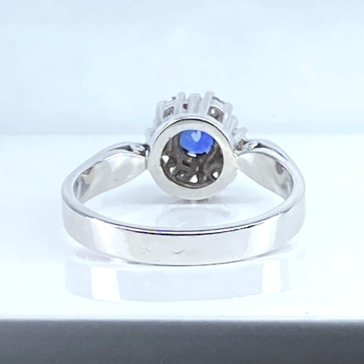 Bague Marguerite en or blanc, saphir et diamants - Castafiore
