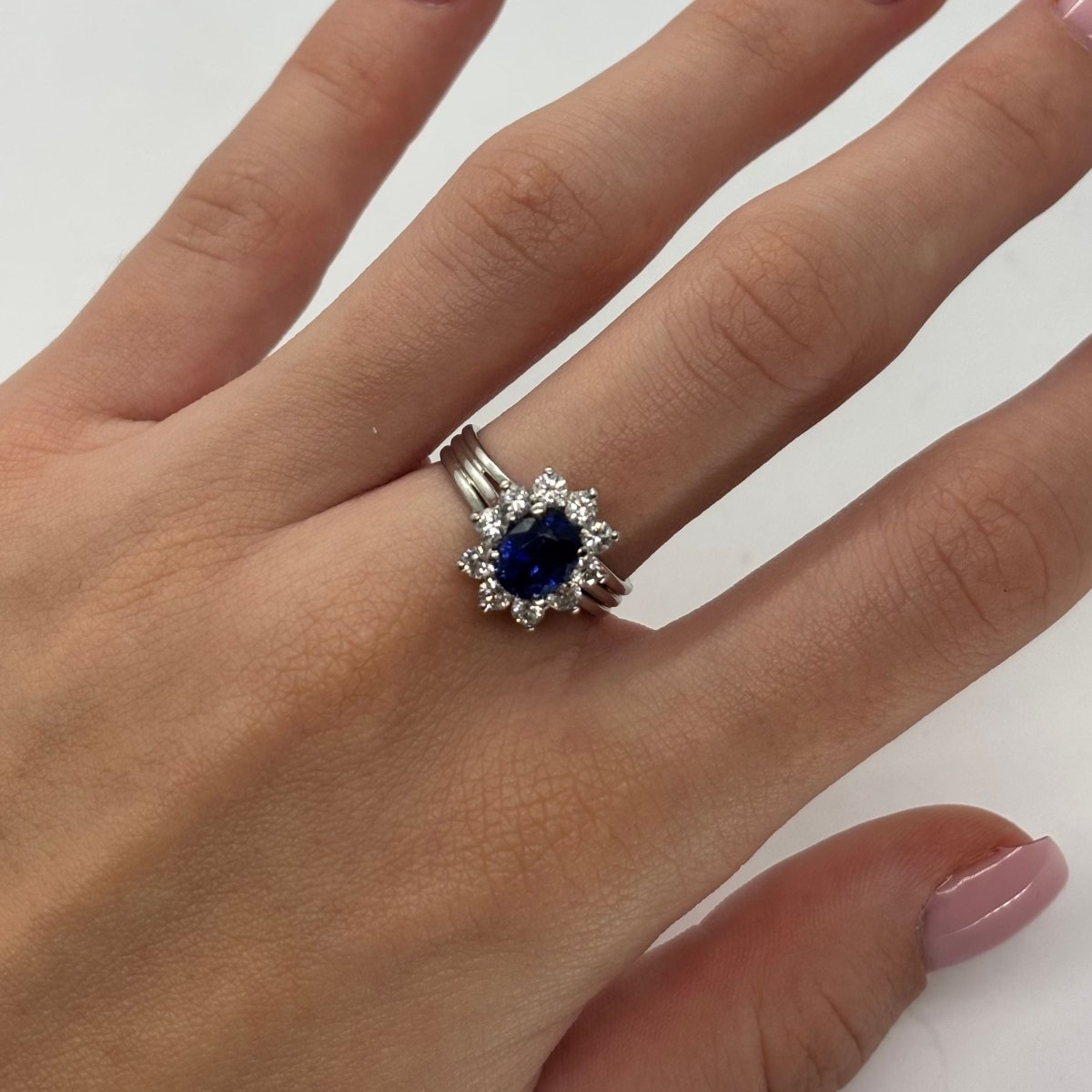 Bague Marguerite en or blanc, saphir et diamants - Castafiore