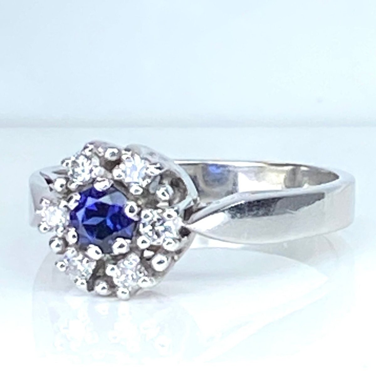 Bague Marguerite en or blanc, saphir et diamants - Castafiore