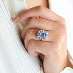 Bague Marguerite en or blanc, saphir et diamants - Castafiore