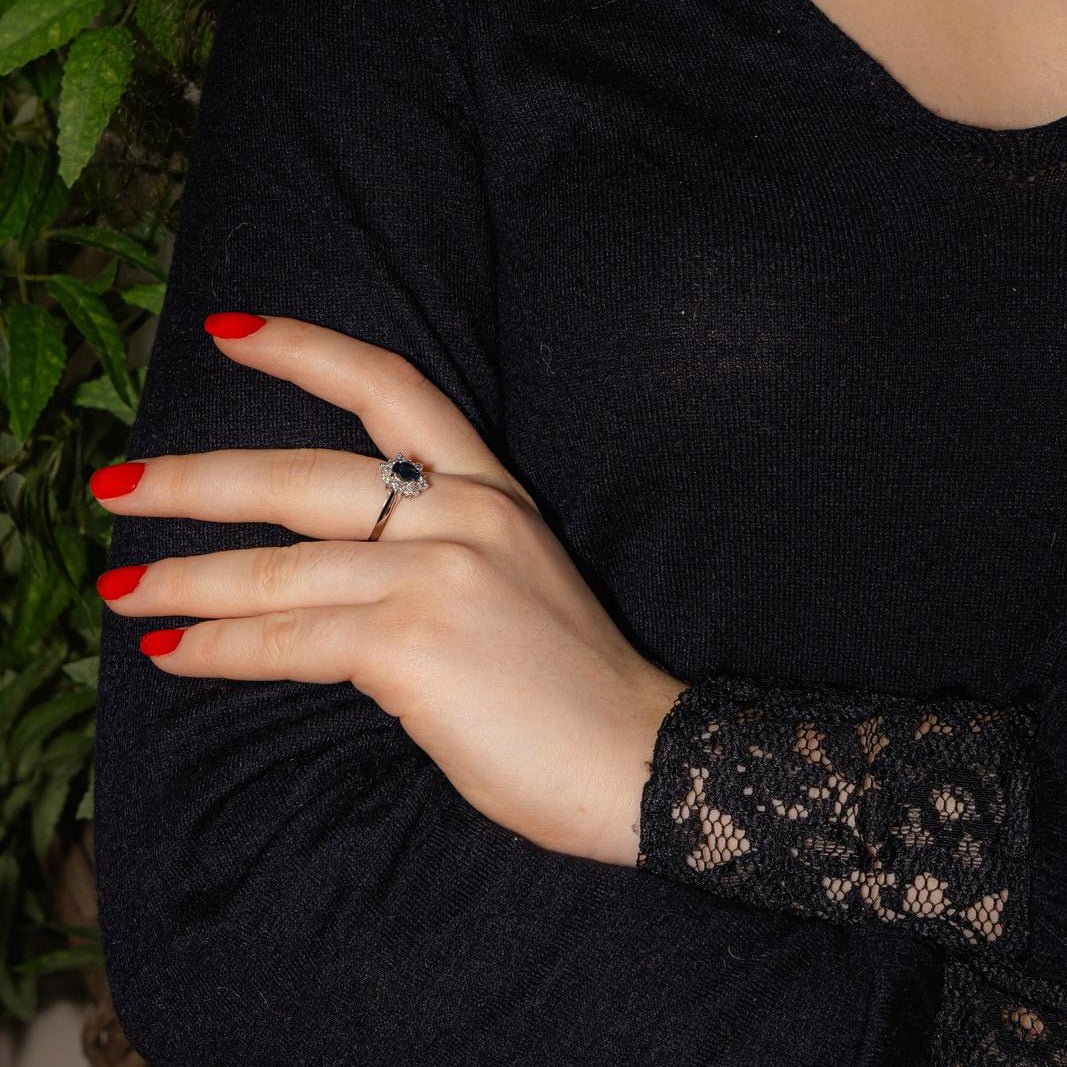 Bague Marguerite en or blanc, saphir et diamants - Castafiore