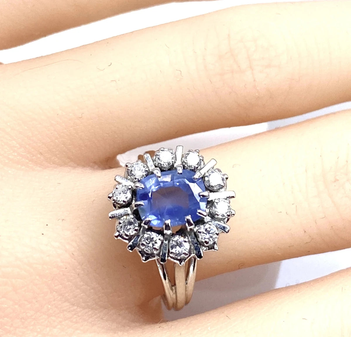 Bague Marguerite en or blanc, saphir et diamants - Castafiore
