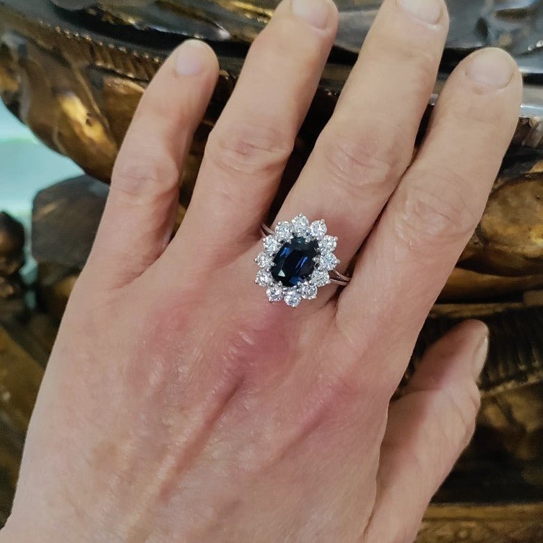 Bague Marguerite en or blanc, saphir, et diamants - Castafiore
