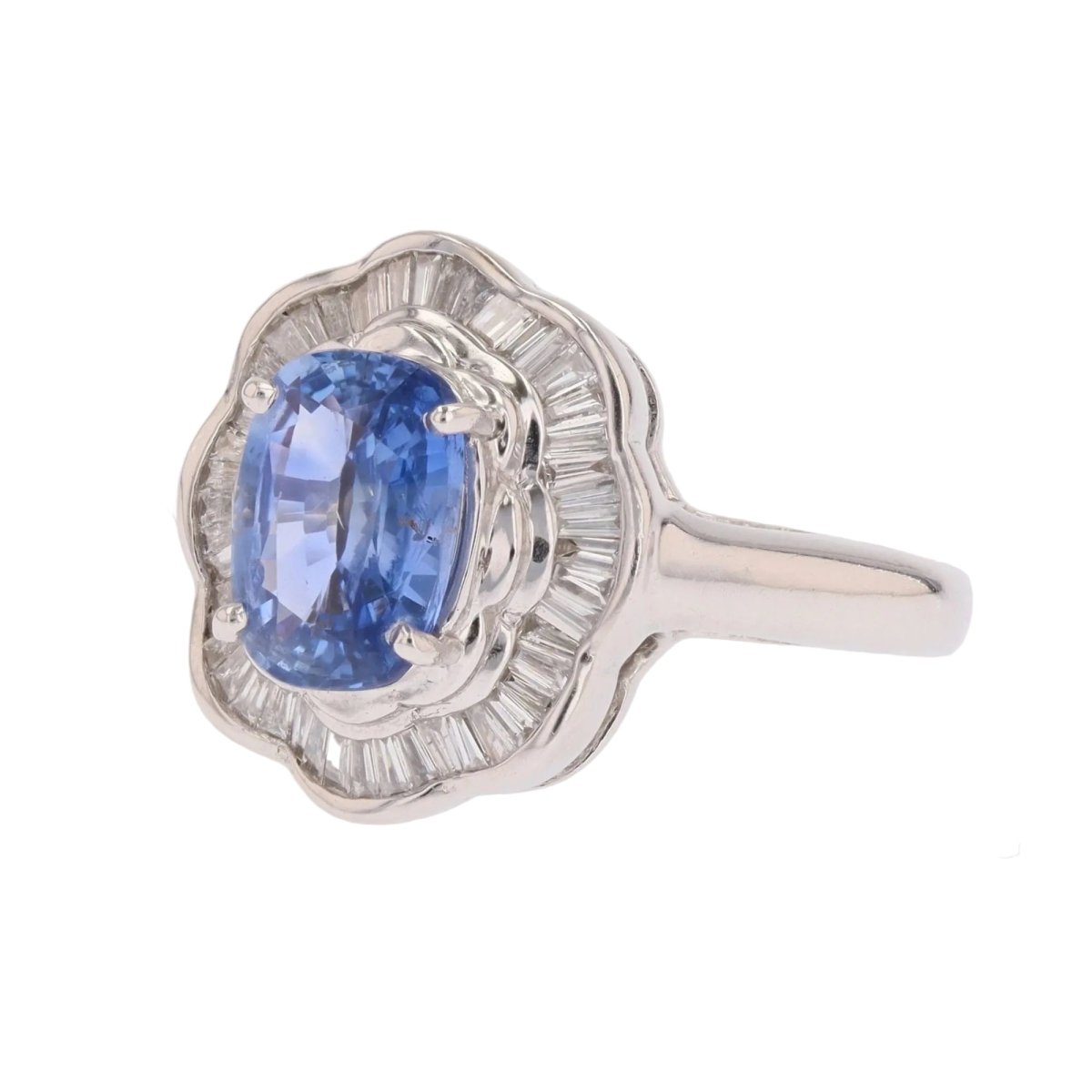 Ring sapphire skirt diamonds white gold