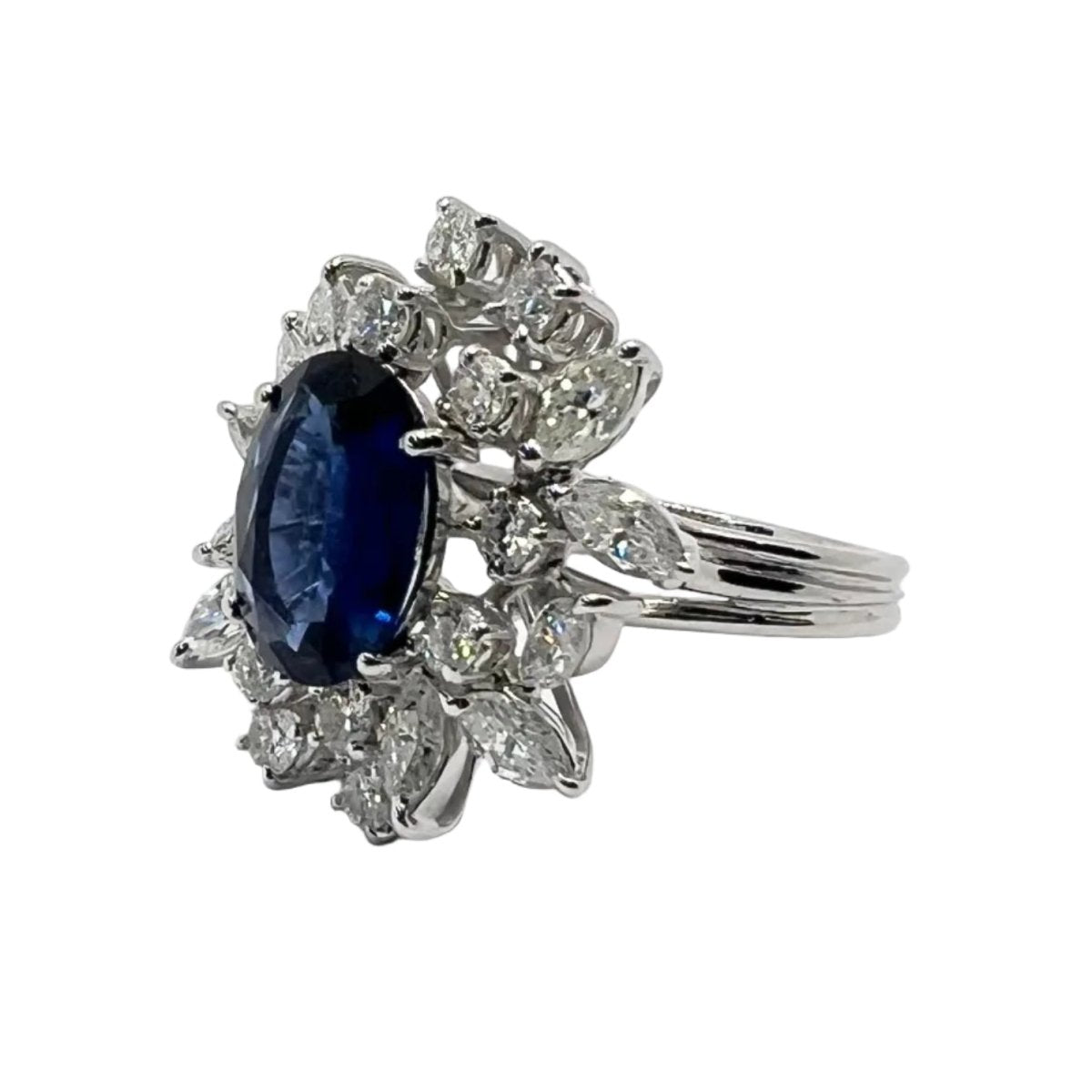 Bague Marguerite en or blanc, saphir et diamants - Castafiore