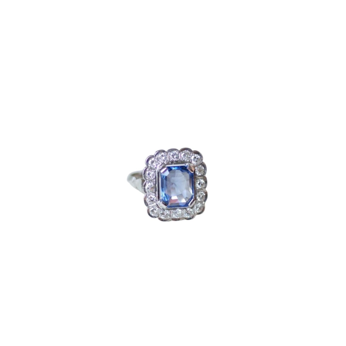 Bague Marguerite en or blanc, saphir, et diamants - Castafiore
