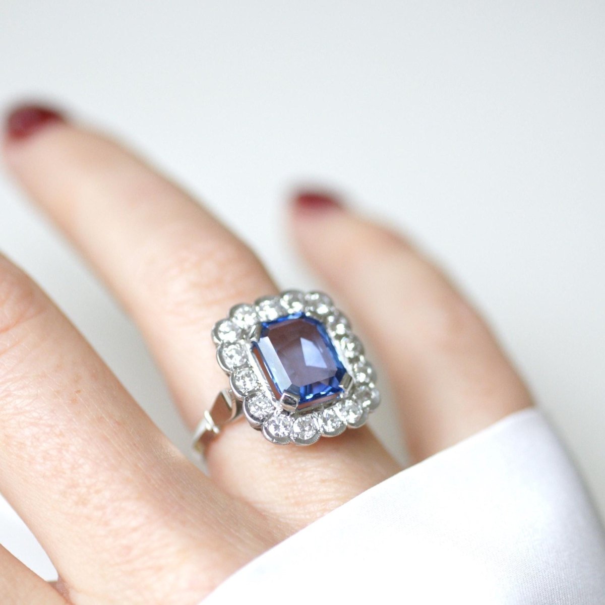 Bague Marguerite en or blanc, saphir, et diamants - Castafiore