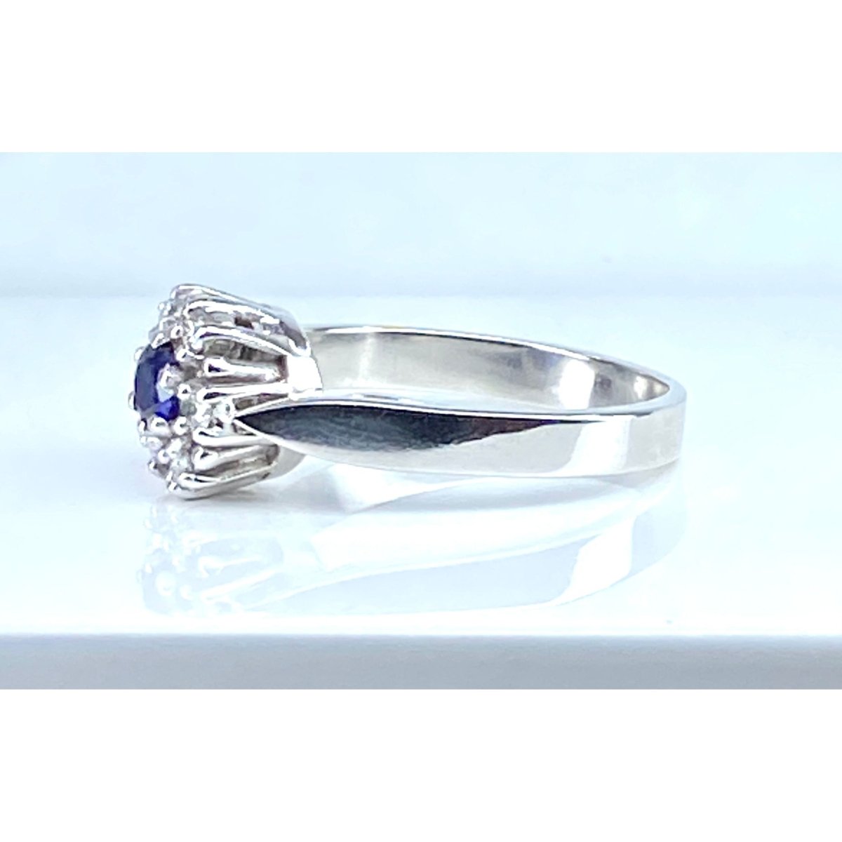 Bague Marguerite en or blanc, saphir et diamants - Castafiore