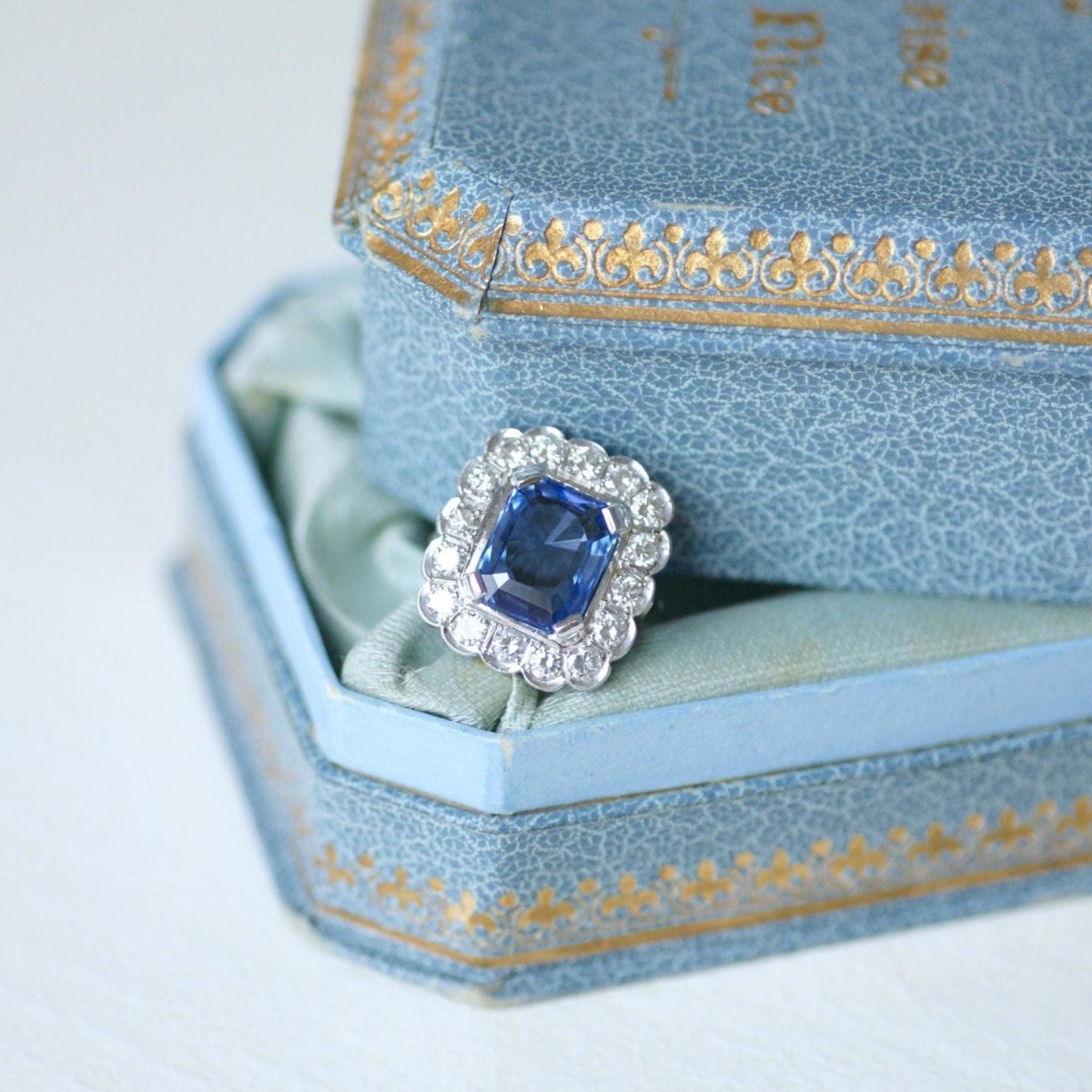 Bague Marguerite en or blanc, saphir, et diamants - Castafiore