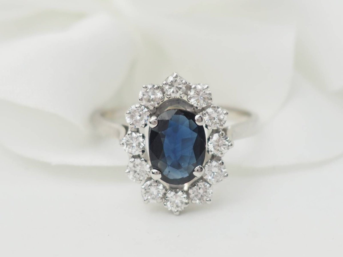 Bague marguerite en or blanc, saphir et diamants - Castafiore