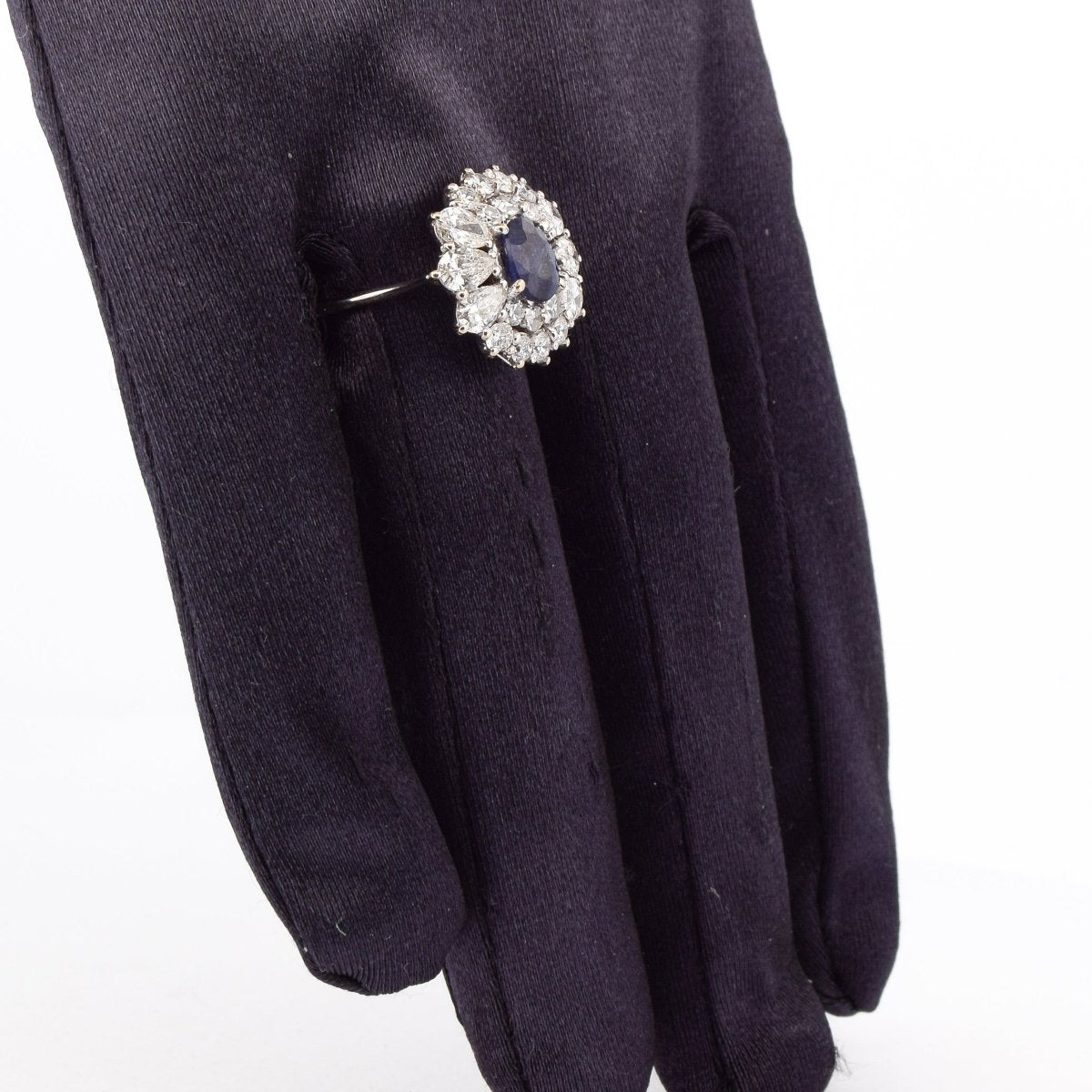 Bague Marguerite en or blanc, saphir et diamants - Castafiore