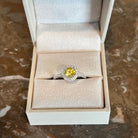 Bague Marguerite en or blanc, saphir jaune et diamant - Castafiore