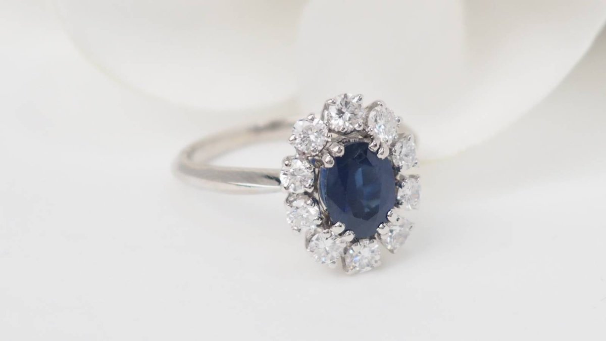 Bague marguerite en or blanc, saphir ovale et diamants - Castafiore