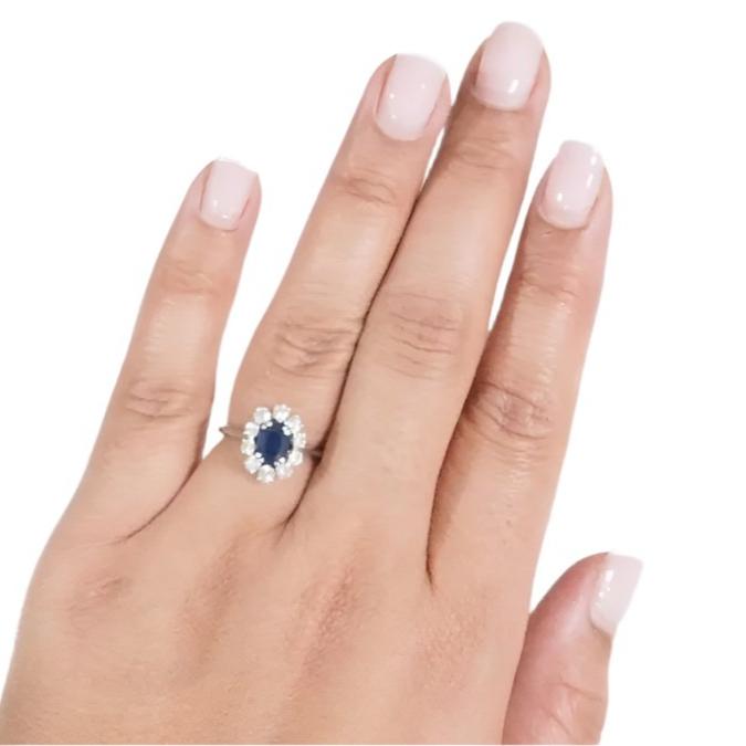 Bague marguerite en or blanc, saphir ovale et diamants - Castafiore