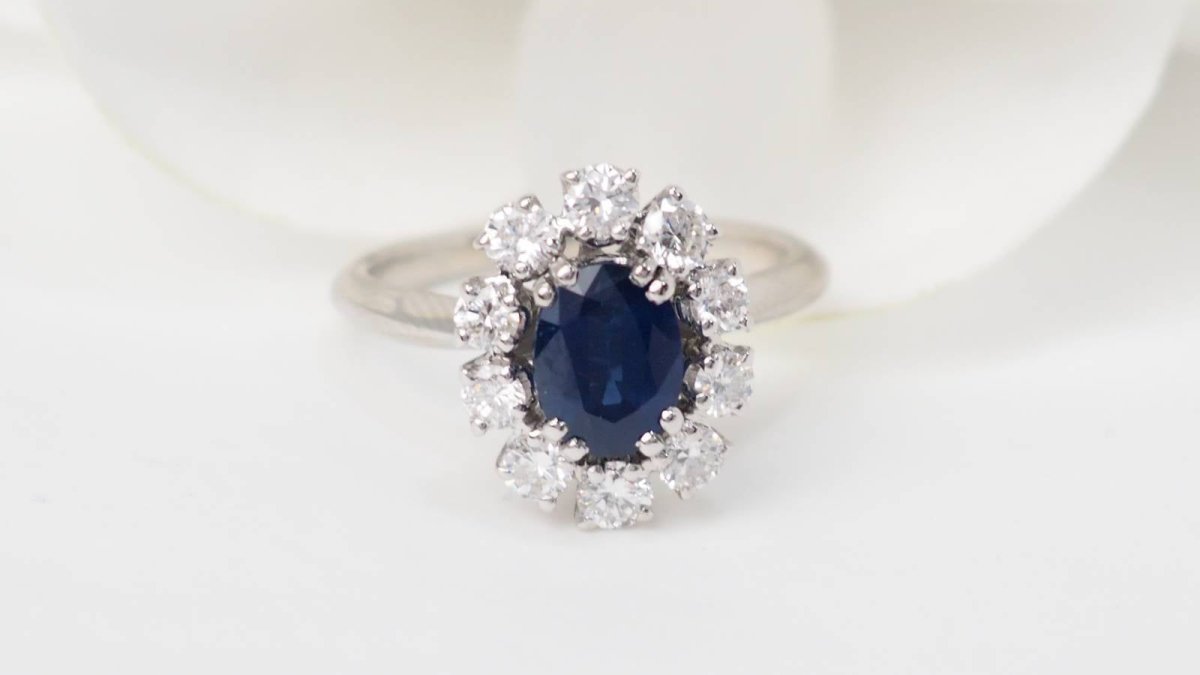 Bague marguerite en or blanc, saphir ovale et diamants - Castafiore