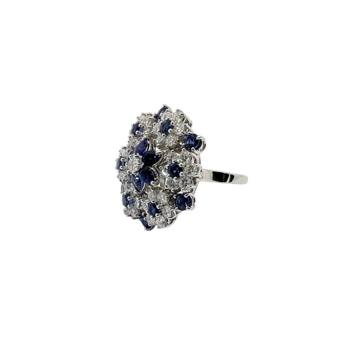 Bague Marguerite en or blanc, saphirs et diamants - Castafiore
