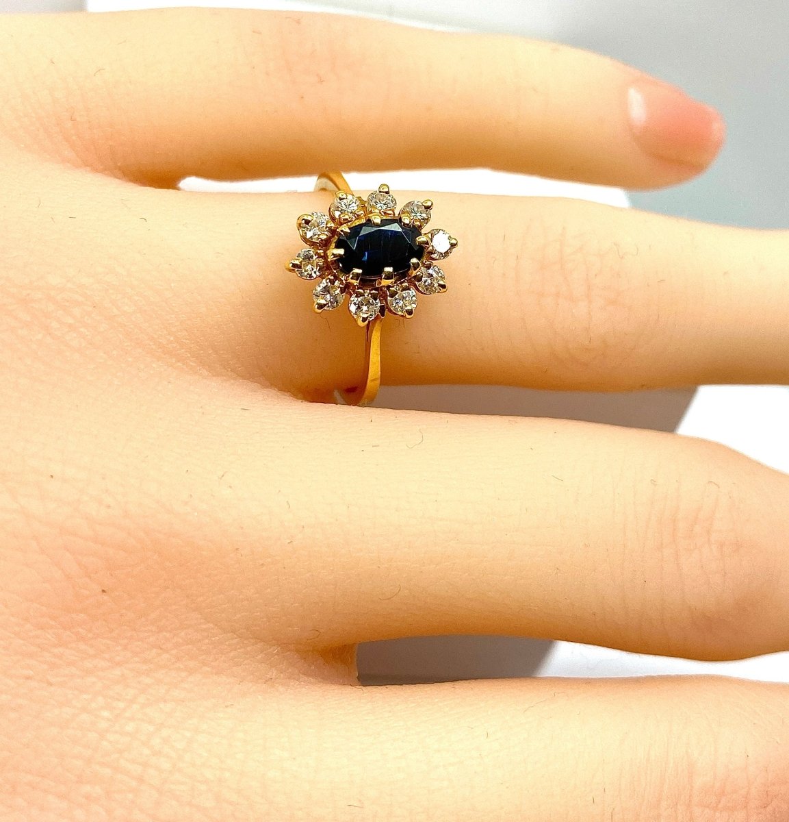 Bague marguerite en or jaune 18 carats, saphir et diamants - Castafiore