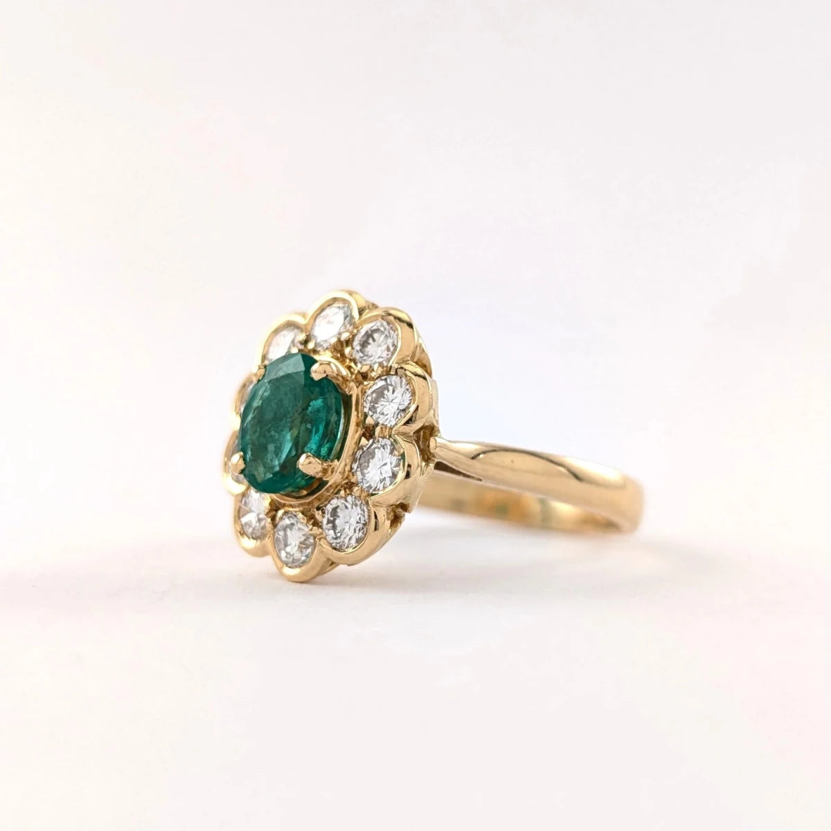 Bague Marguerite en or jaune, émeraude et diamants - Castafiore