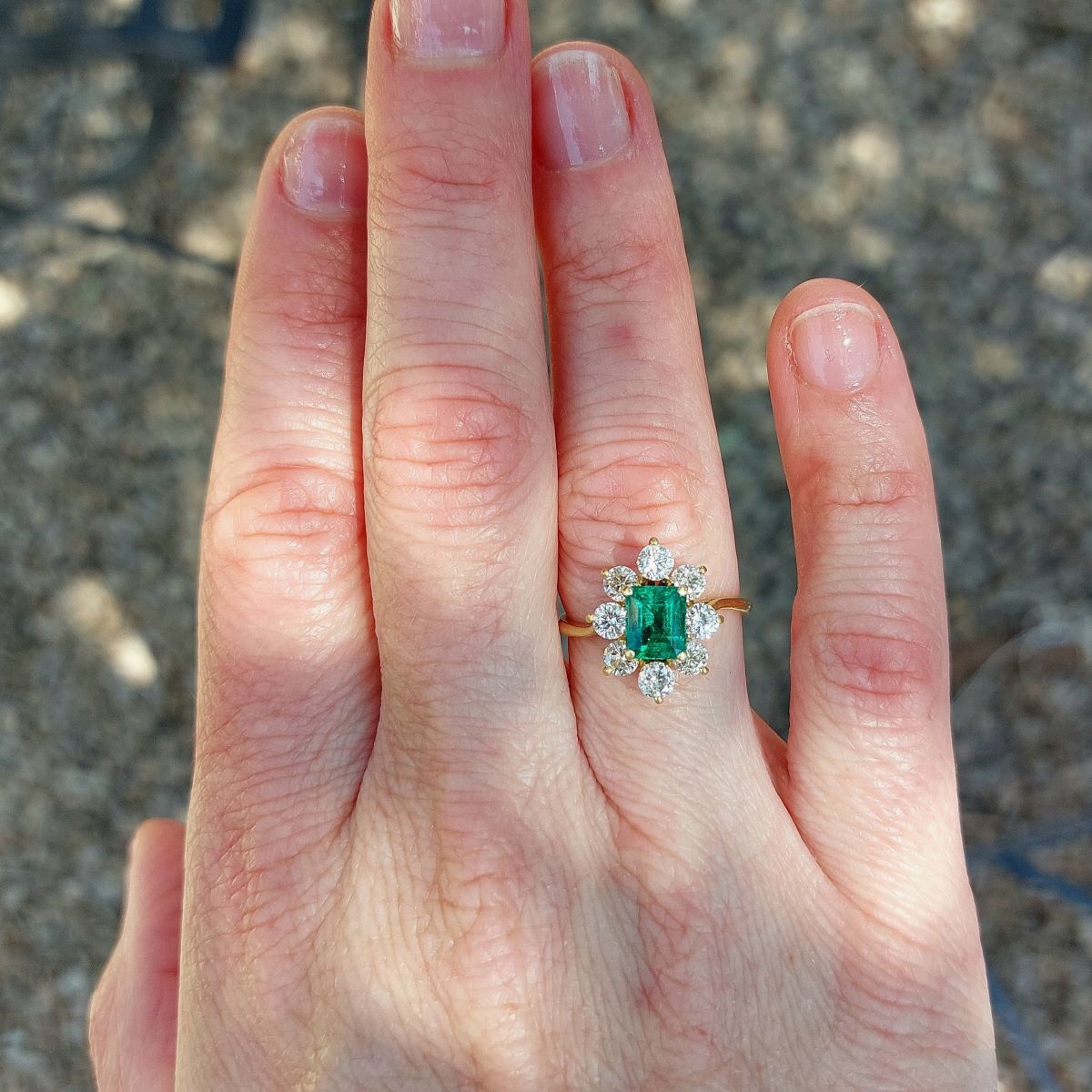 Bague Marguerite en or jaune, émeraude et diamants - Castafiore