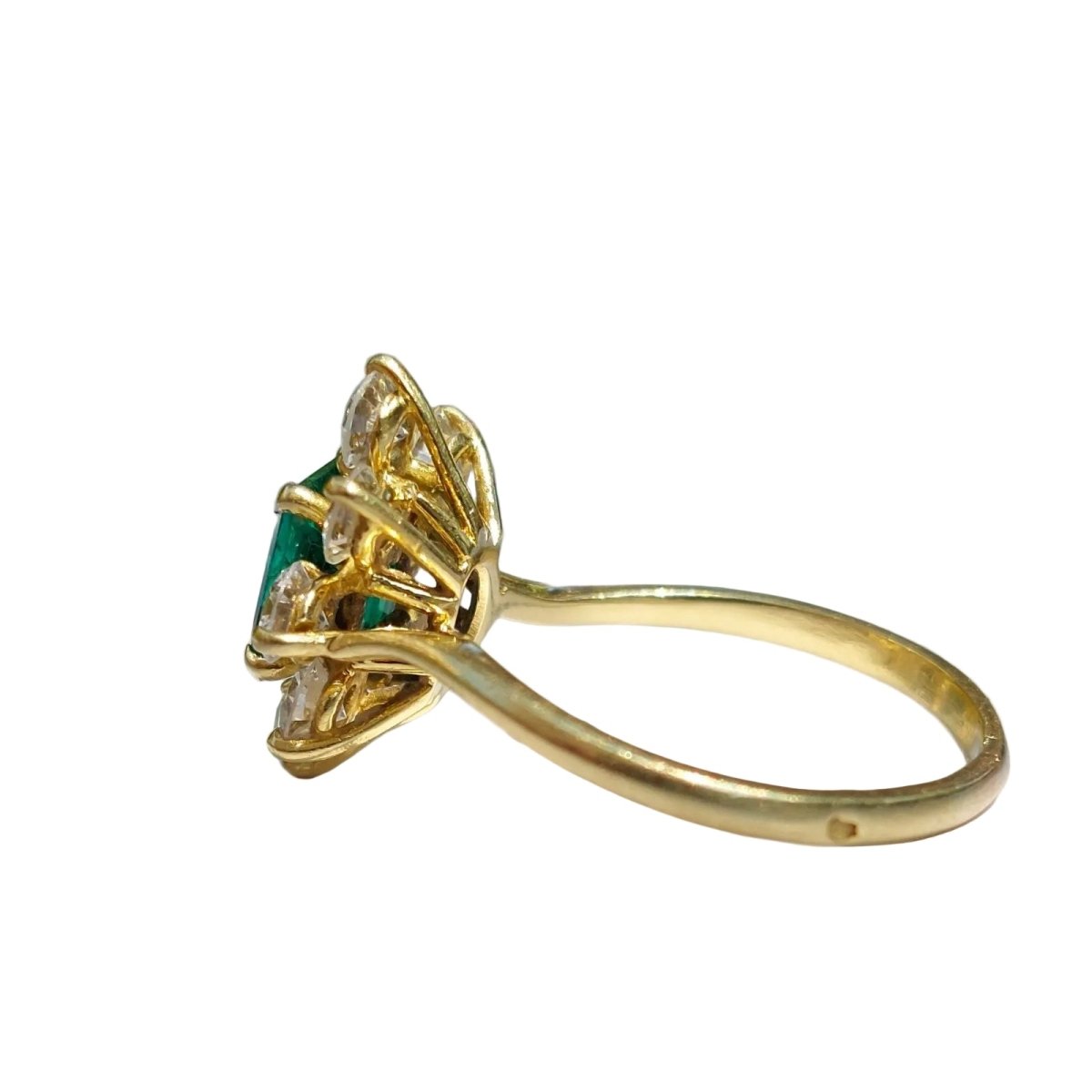 Bague Marguerite en or jaune, émeraude et diamants - Castafiore