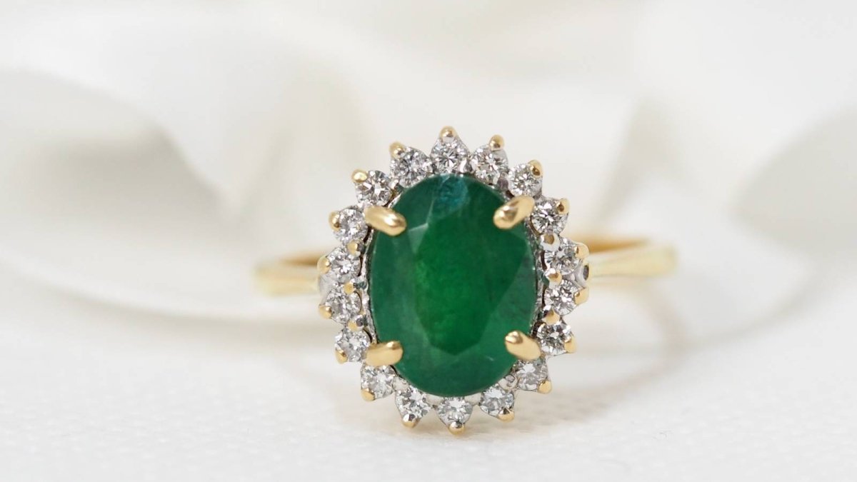 Bague marguerite en or jaune, émeraude ovale et diamants - Castafiore
