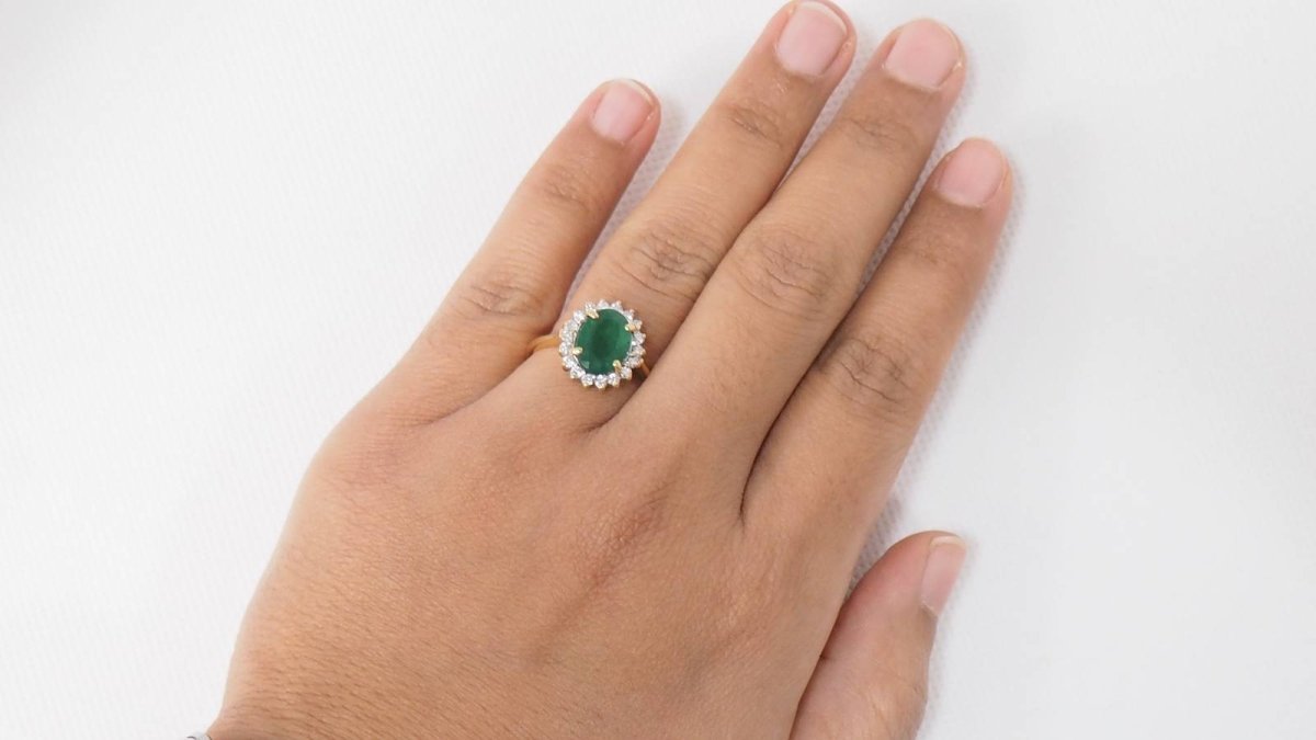 Bague marguerite en or jaune, émeraude ovale et diamants - Castafiore