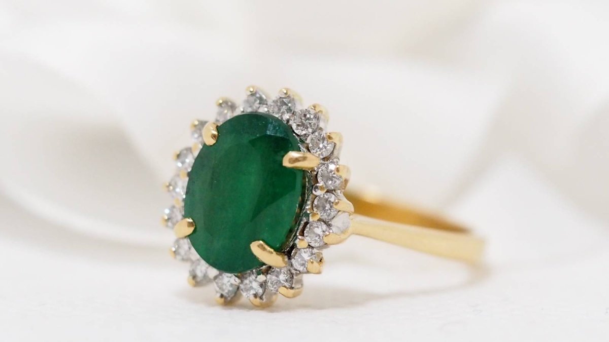 Bague marguerite en or jaune, émeraude ovale et diamants - Castafiore