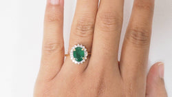 Bague marguerite en or jaune, émeraude ovale et diamants - Castafiore