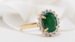 Bague marguerite en or jaune, émeraude ovale et diamants - Castafiore