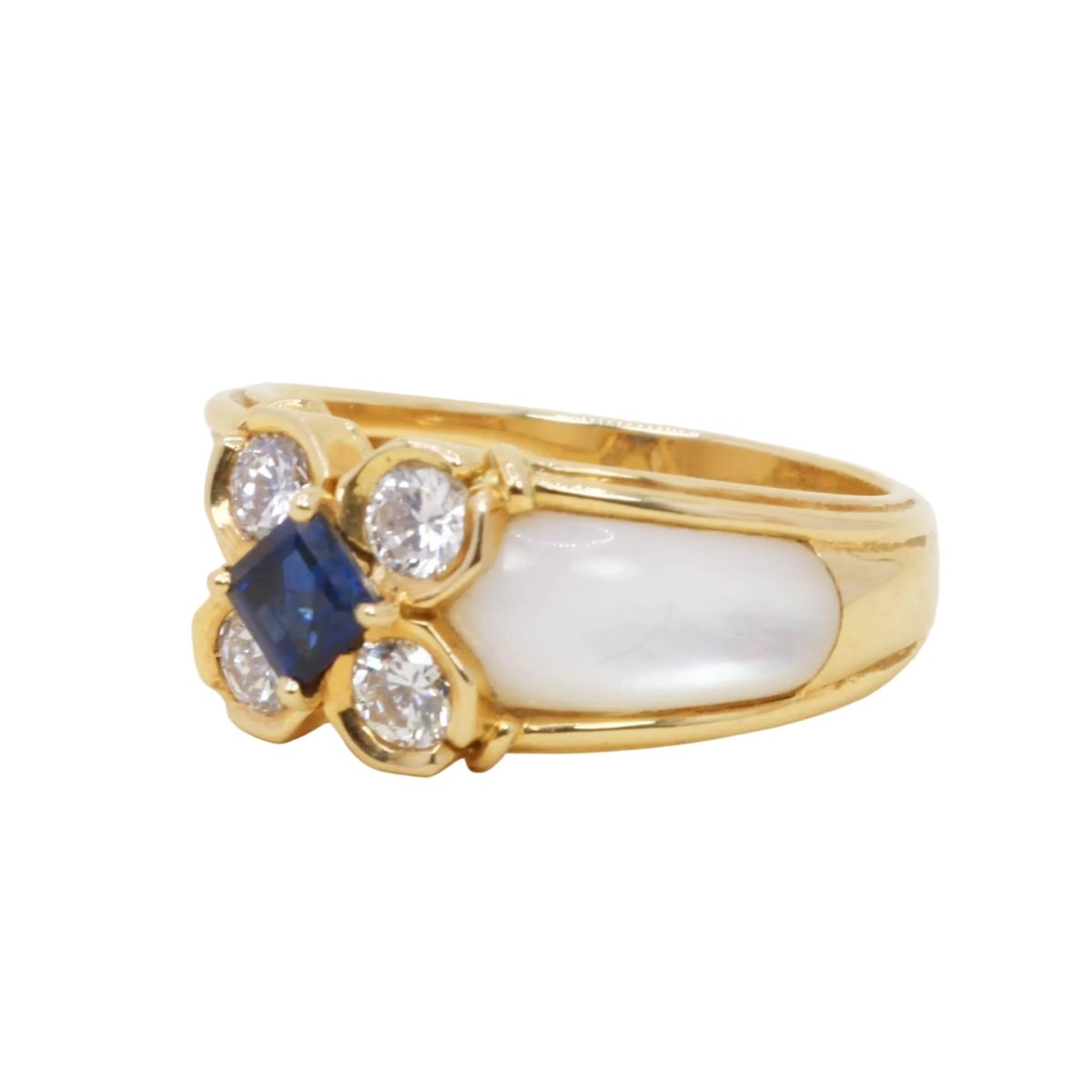 Bague Marguerite en or jaune, nacre, saphir et diamants - Castafiore
