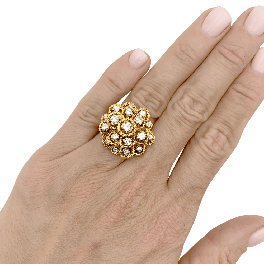 Ring vintage flower, son ofyellow gold and diamonds.