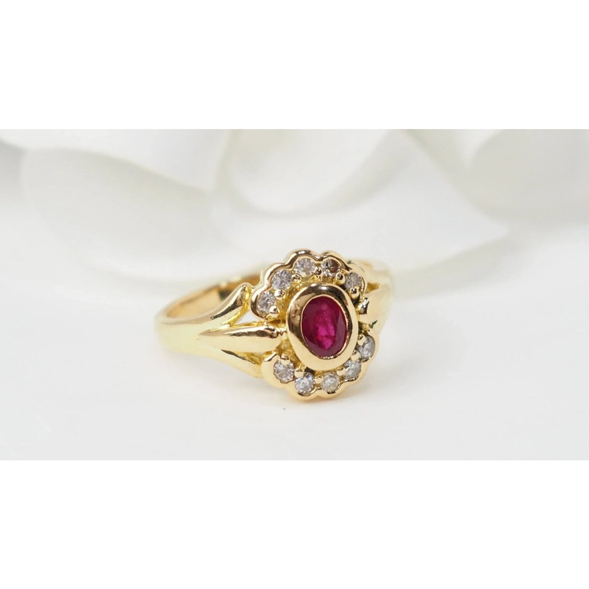 Bague marguerite en or jaune, rubis et diamants - Castafiore