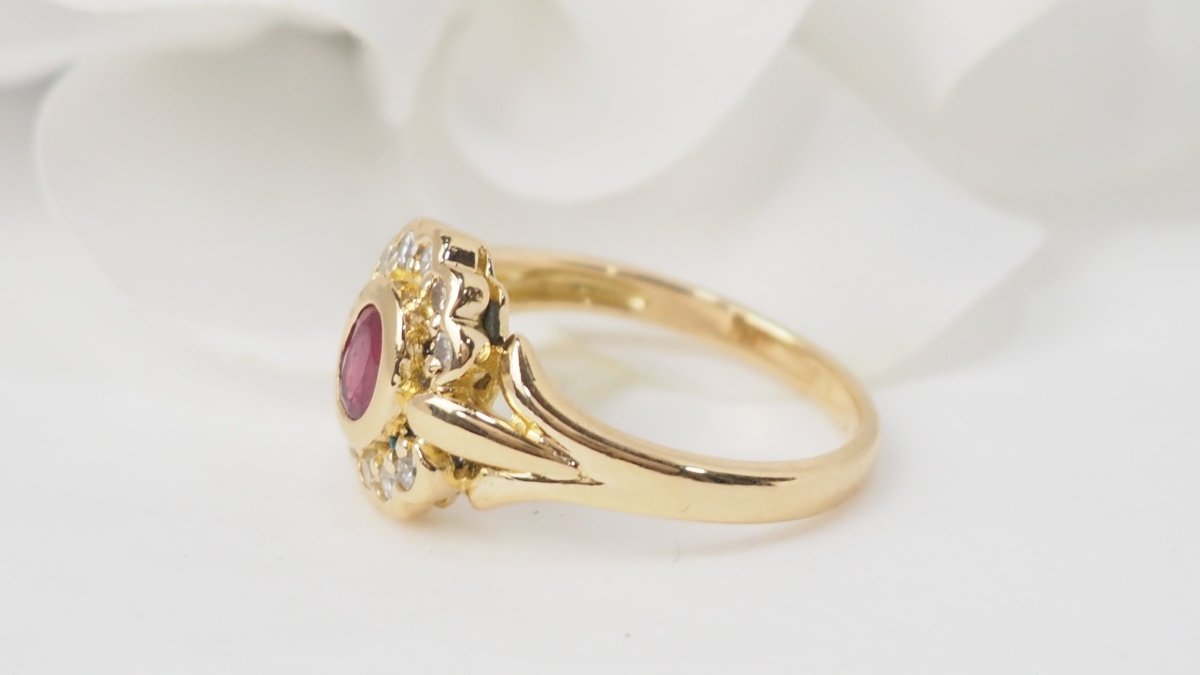 Bague marguerite en or jaune, rubis et diamants - Castafiore