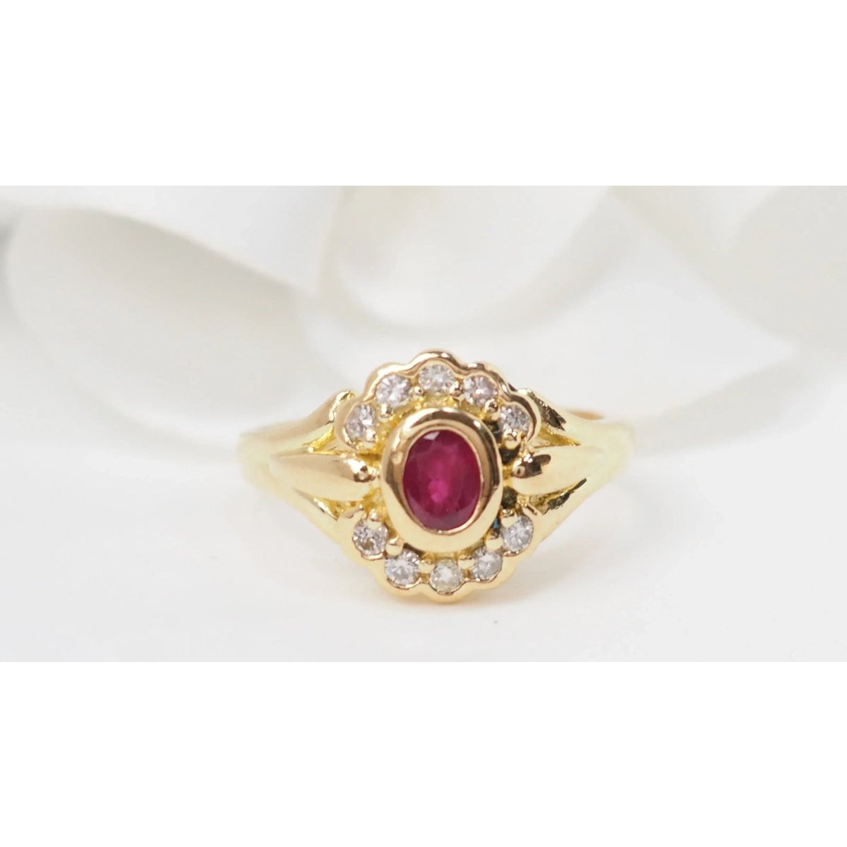 Bague marguerite en or jaune, rubis et diamants - Castafiore