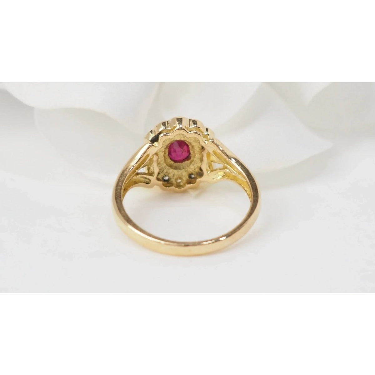 Bague marguerite en or jaune, rubis et diamants - Castafiore