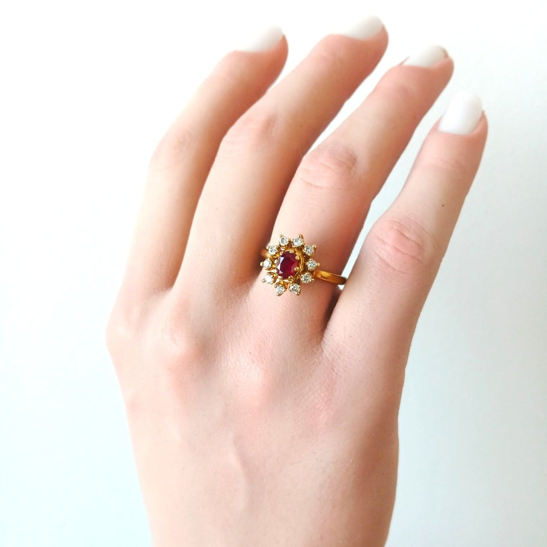 Bague marguerite en or jaune rubis et diamants - Castafiore