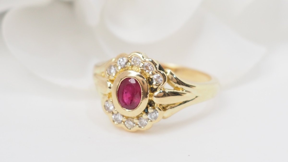 Bague marguerite en or jaune, rubis et diamants - Castafiore